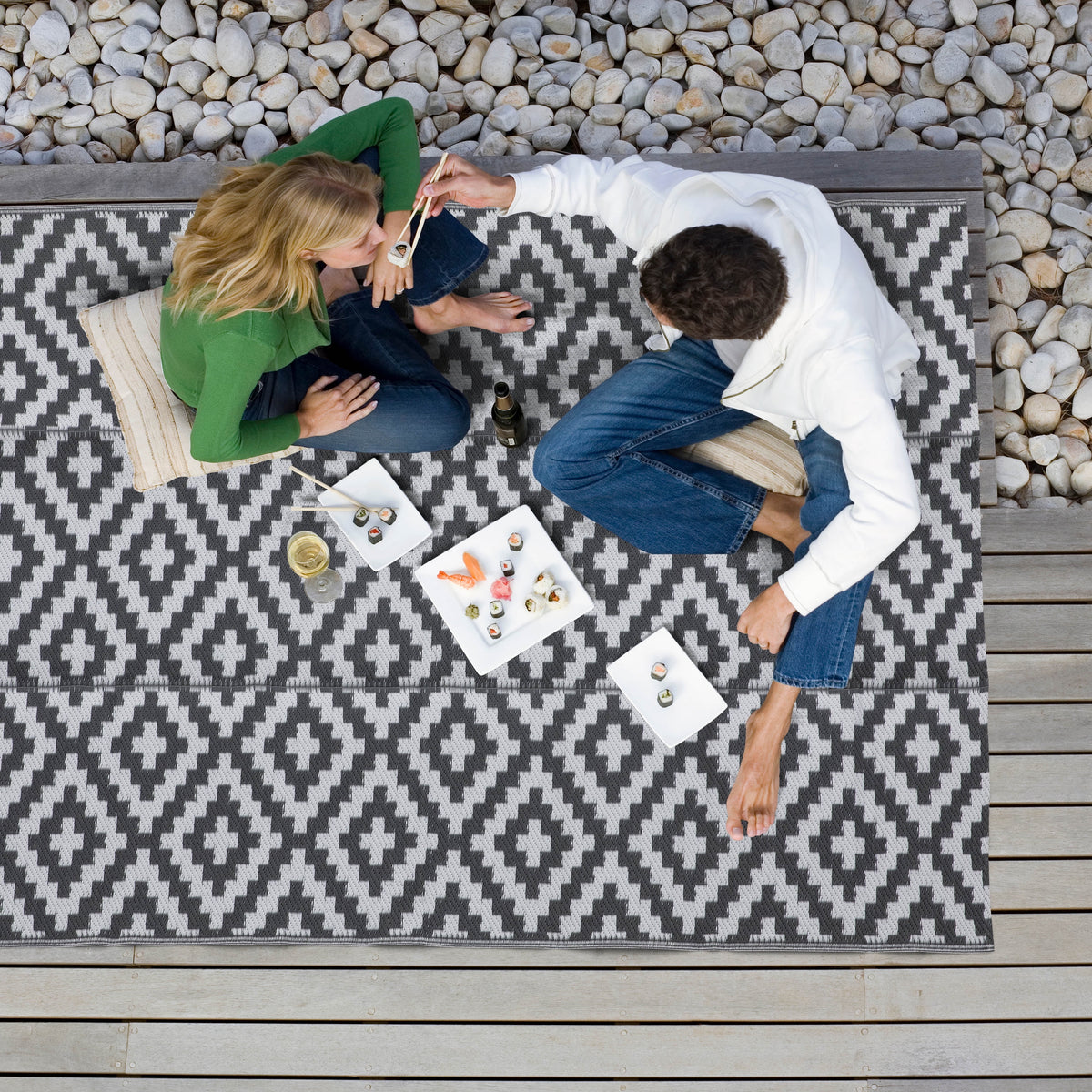 Reversible Plastic Straw Outdoor Area Rug J9332